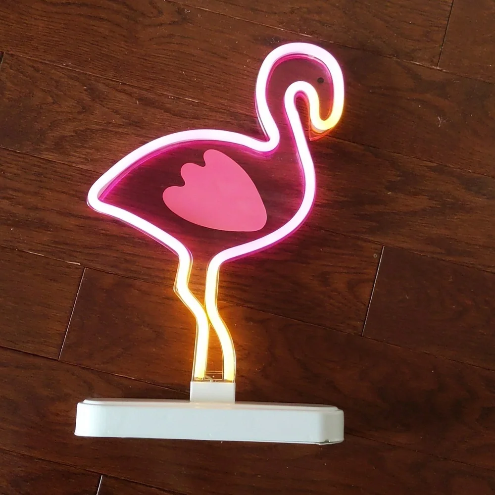 Flamingo/palm tree decor - Picture 3 of 8